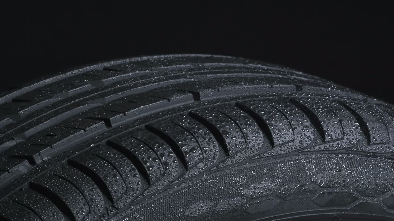 gotas brillantes en un neumático de coche