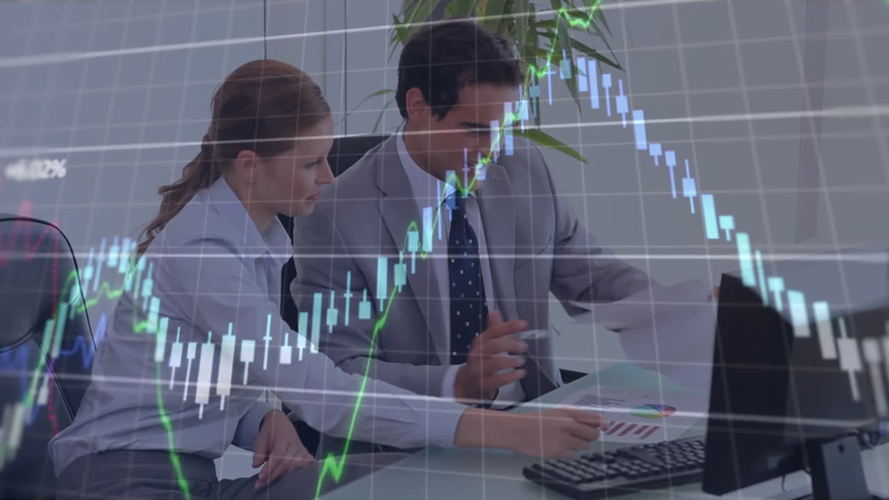 animación del procesamiento de datos financieros sobre empresario caucásico y empresario discutiendo.