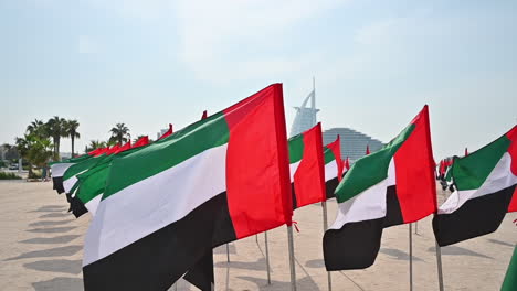 as bandeiras dos emirados árabes unidos estão em exibição no jardim da bandeira para celebrar o dia da bandeira dos emirados árabes unidos em dubai, emirados árabes unidos