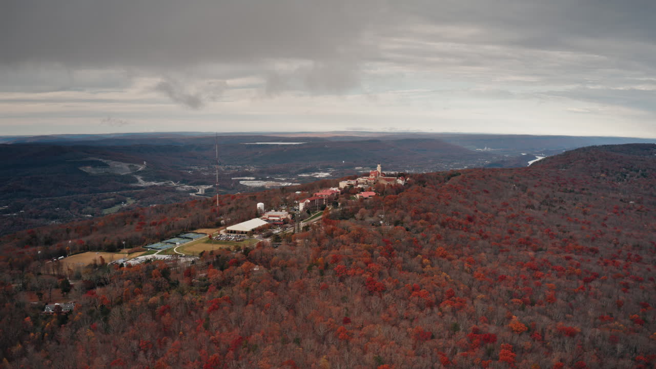 timelapse aéreo de una toma giratoria de la universidad del pacto en la montaña de vigilancia