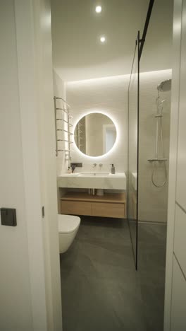 interior de apartamento minimalista moderno con decoración simple, tonos neutrales y líneas limpias. el diseño hace hincapié en la funcionalidad, creando un espacio de vida sereno y organizado.