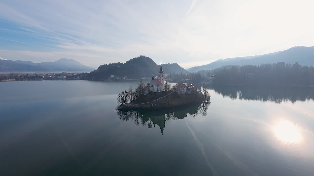 Ripresa aerea della Chiesa di Bled tra il Lago di Bled in Slovenia