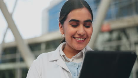 Happy-woman,-doctor-and-tablet-in-city