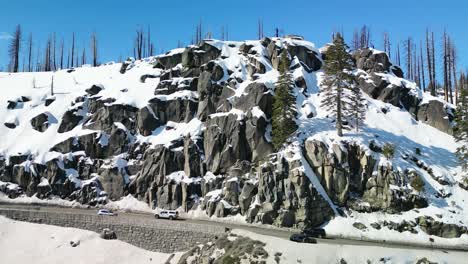 Vista-Aérea-Por-Drones-Del-Acantilado-De-La-Carretera-De-Montaña,-Lake-Tahoe,-California