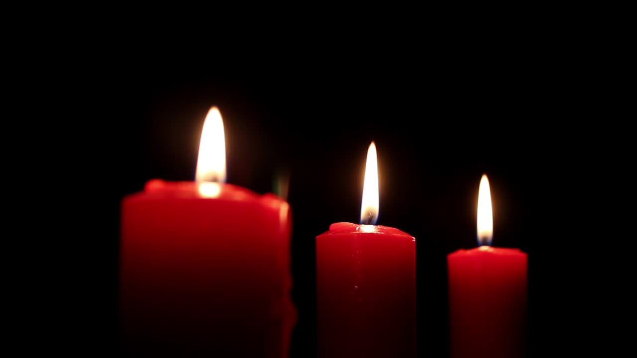 Candele accese che illuminano l'oscurità