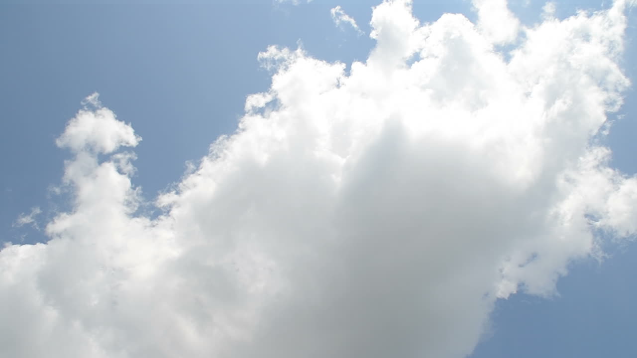 Langit biru dengan awan
