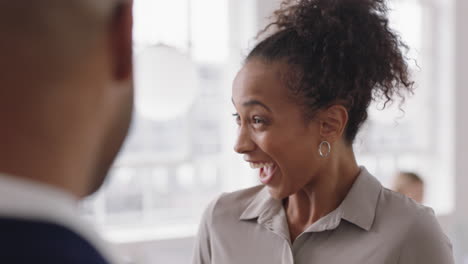 Hermosa-Mujer-De-Negocios-De-Raza-Mixta-Charlando-Con-Clientes-Sonriendo-Disfrutando-Del-Desarrollo-De-Una-Asociación-Corporativa-Discutiendo-El-Proyecto-En-Un-Moderno-Espacio-De-Trabajo-De-Oficina