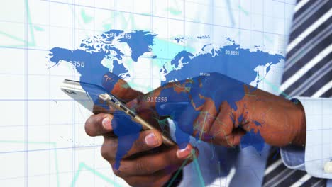 reti plexus su mappa del mondo contro la sezione centrale dell'uomo d'affari che usa lo smartphone in ufficio