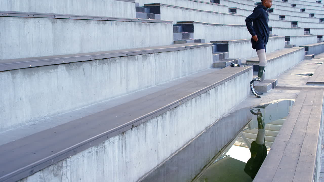 장애인 운동 선수 들 이 스포츠 장소 에서 모래 를  ⁇ 는 것 4k