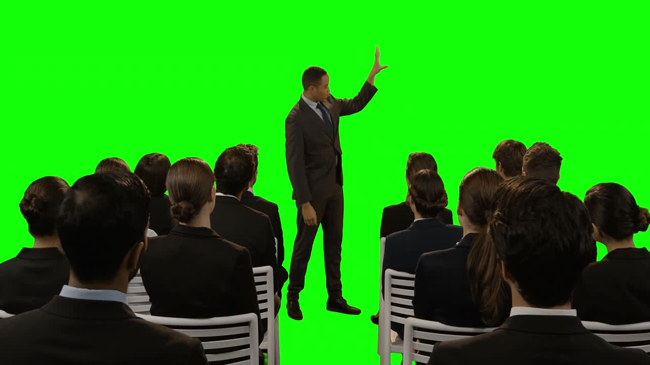 동료 들 에게 프레젠테이션 을 하는 동안 미래 의 디지털 스크린 을 사용하는 사업가