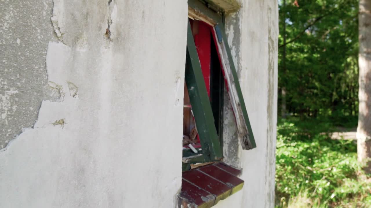 손상된 창문이 있는 오래된 버려진 건물