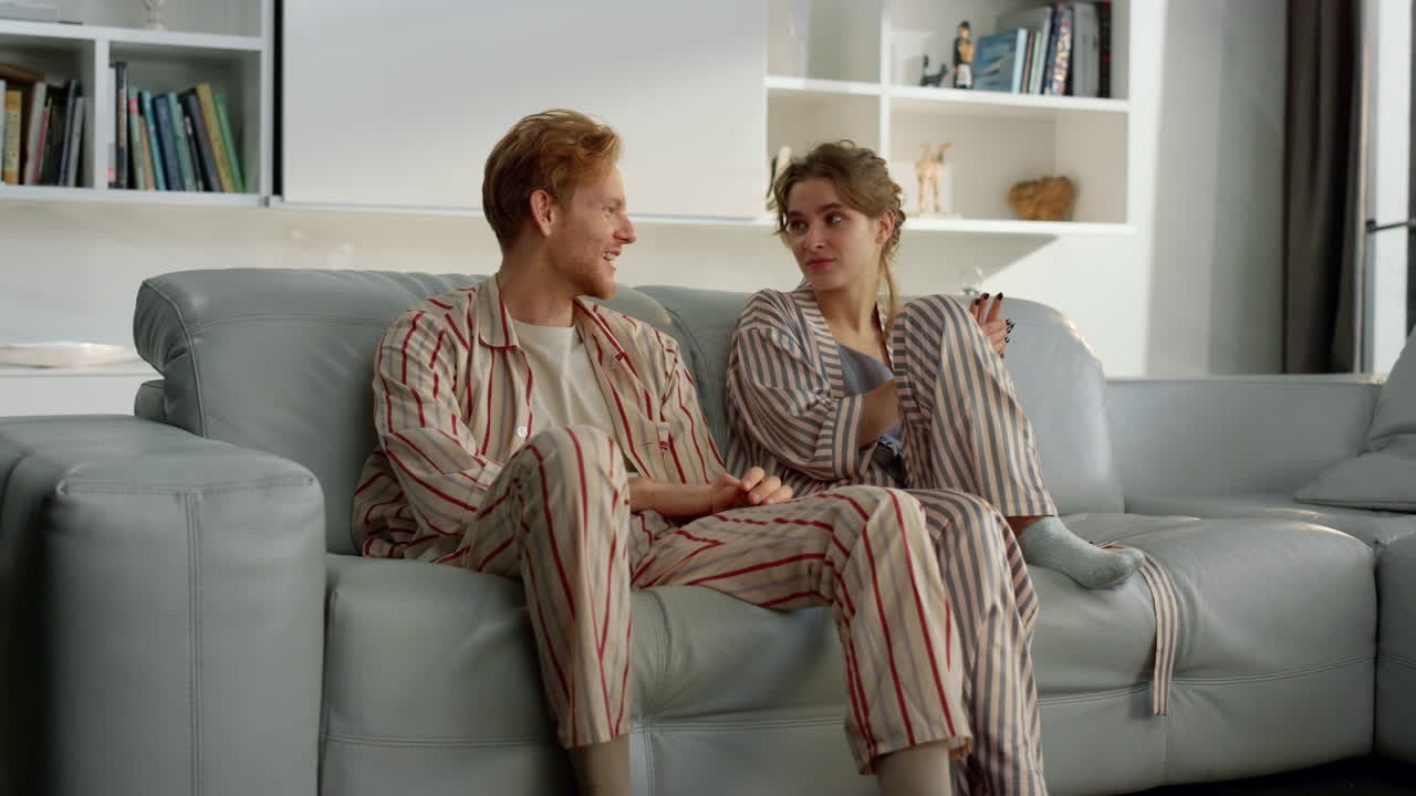 아침 에 대화 하는 행복 한 부부. 주말 에 휴식 하는 젊은 가족