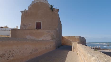 Breathtaking-Coastal-View:-El-Jadida-Fortress-Bastion-overlooks-Coastline,-Morocco