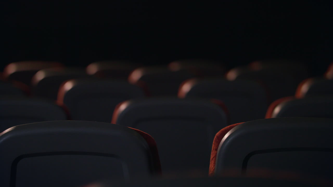 asientos cómodos vacíos en el cine
