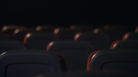 asientos cómodos vacíos en el cine