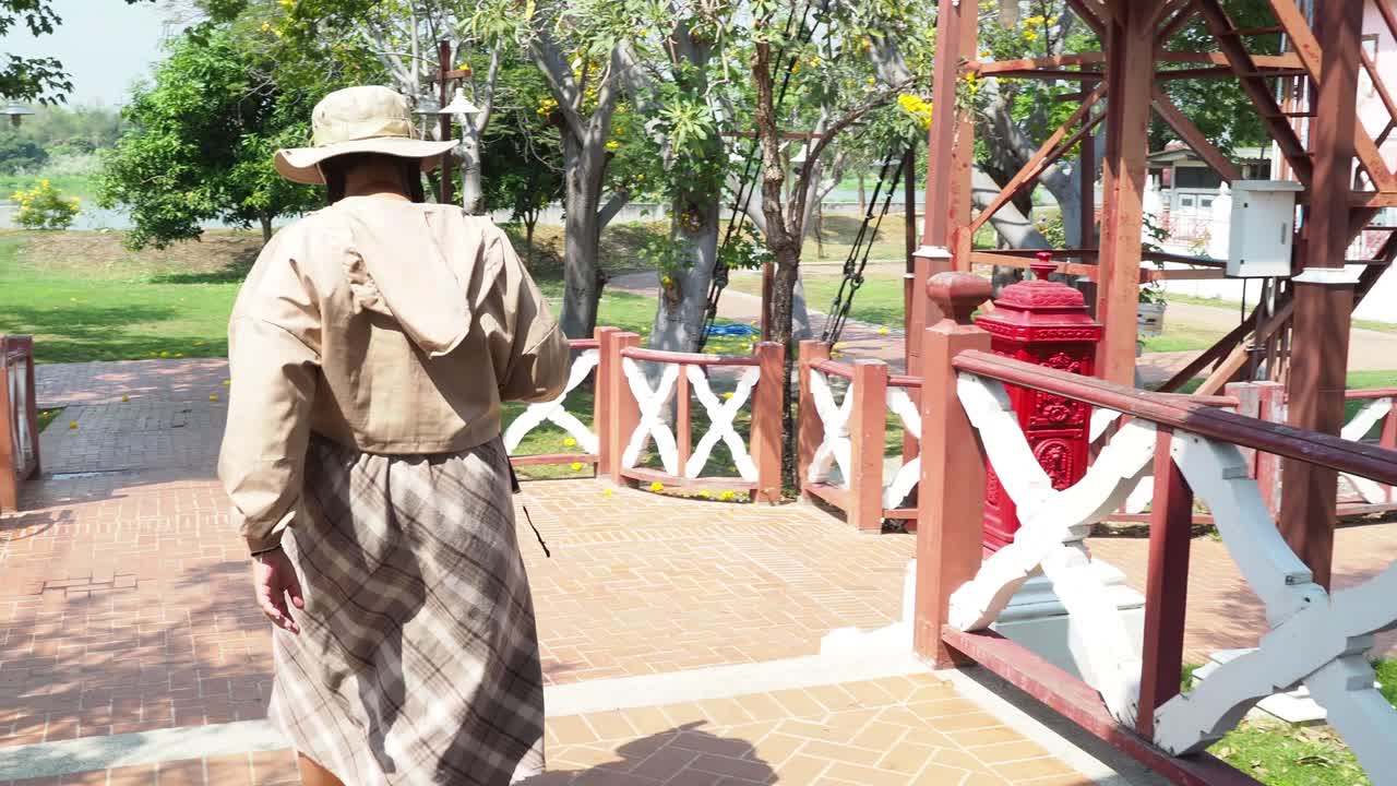 개인이 나무 케이블카 역을 떠납니다.