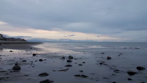 Schöne-Ruhige-Strandszene-Bei-Sonnenuntergang