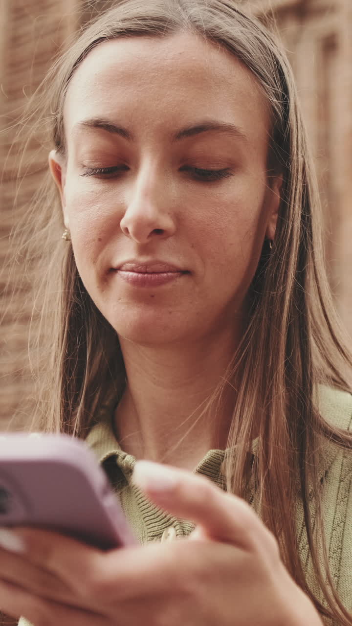 Giovane donna concentrata che naviga sul suo smartphone all'aperto