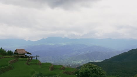 lapso de tiempo del cielo nublado sobre la montaña y la terraza de arroz verde en pa bong piang en chiang mai, tailandia