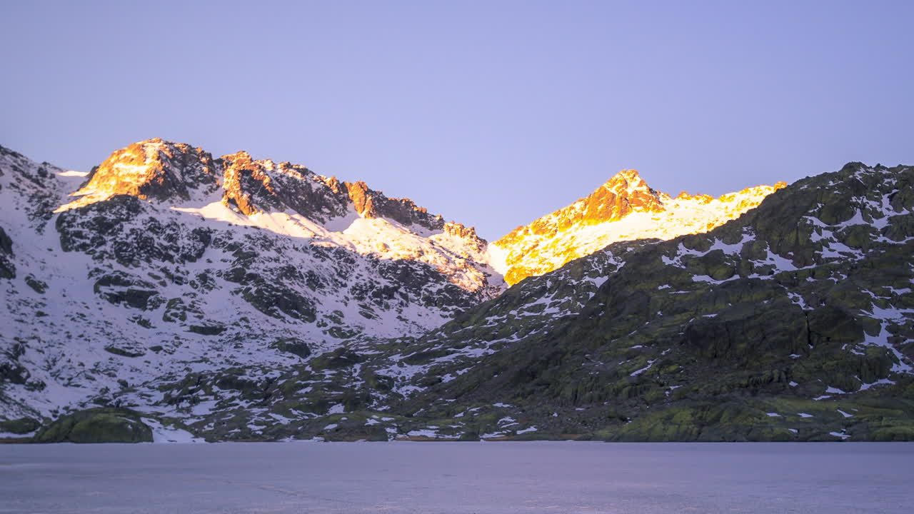Vintersolopgang ved Gredos-bjergene