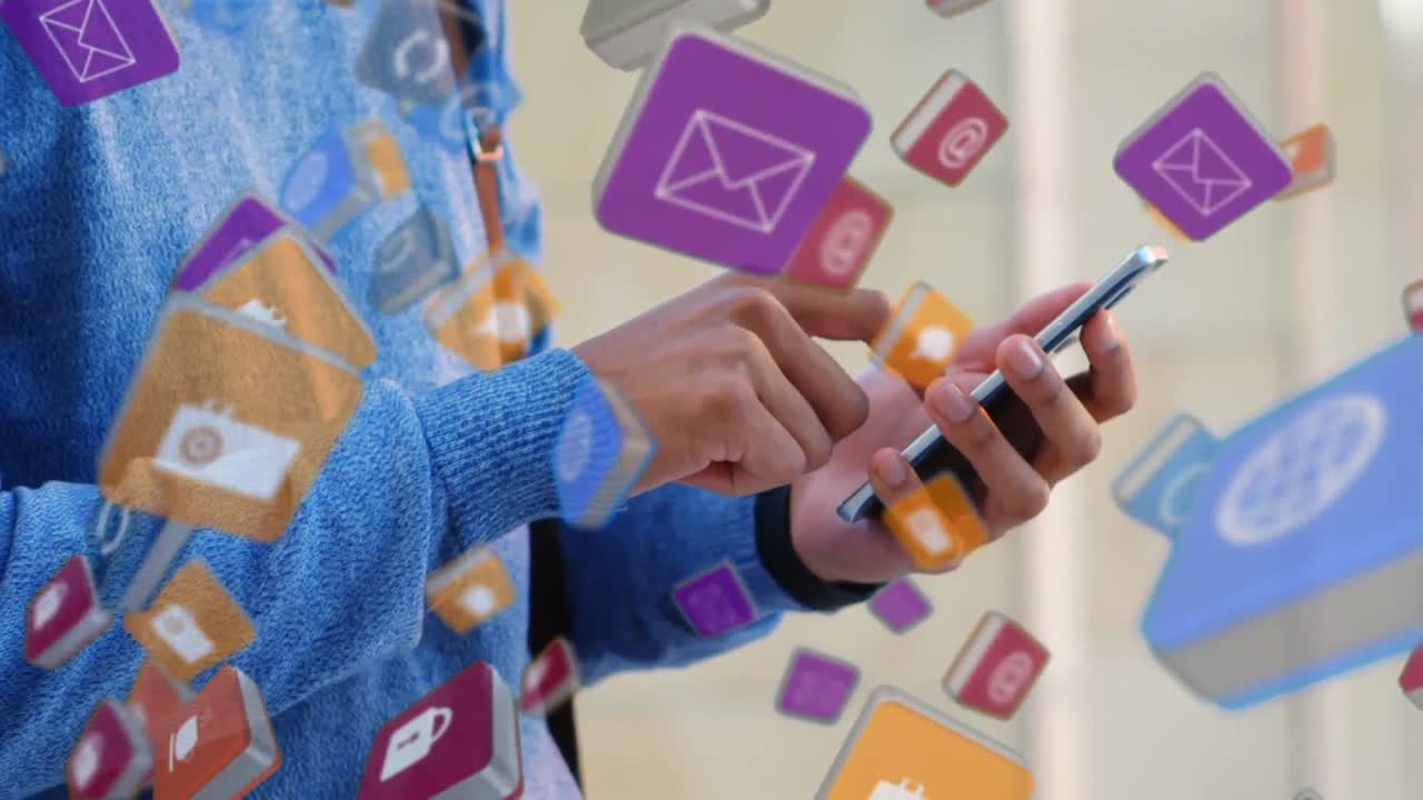 hombre navegando en su teléfono