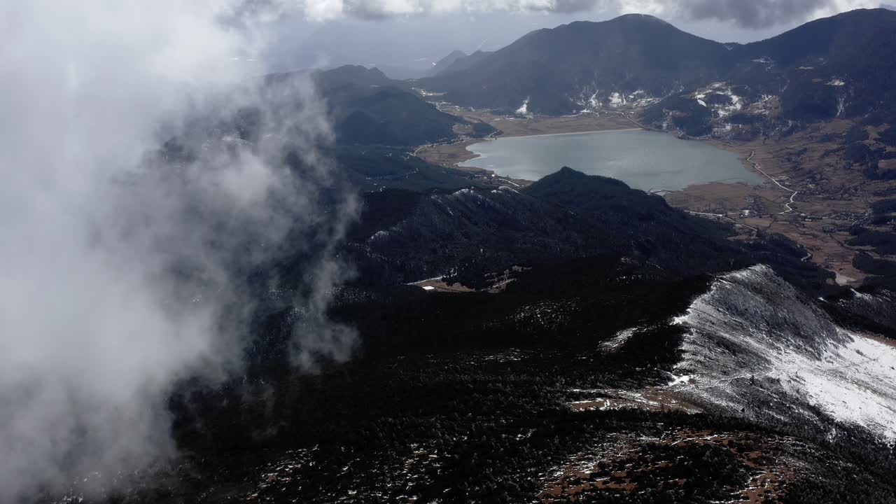 macizo del pico de la montaña nevada del dragón de jade en lijiang yunnan, china, vista aérea 4k