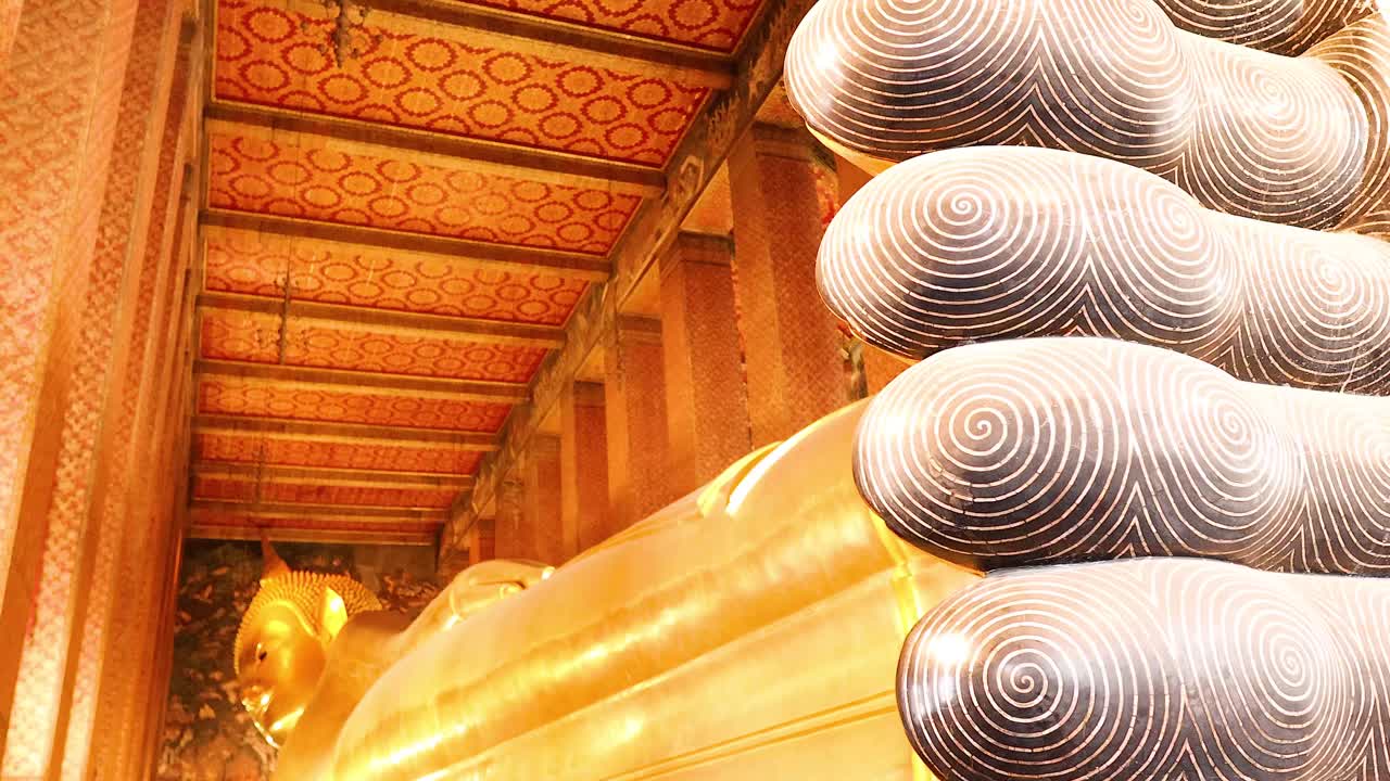 estatua de oro de buda con detalles intrincados en el techo