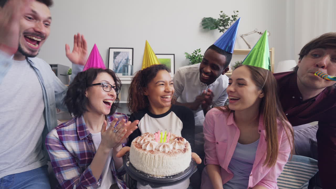 amigos celebrando su cumpleaños