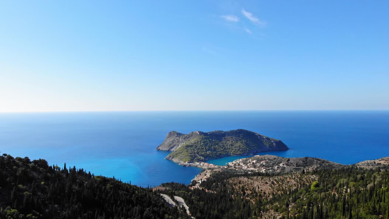 낮에 케팔로니아 그리스에서 아소스의 경치 좋은 전망 - 공중 드론 샷