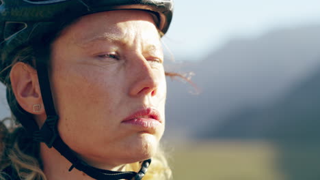 mujer ciclista en un sendero para bicicletas de montaña