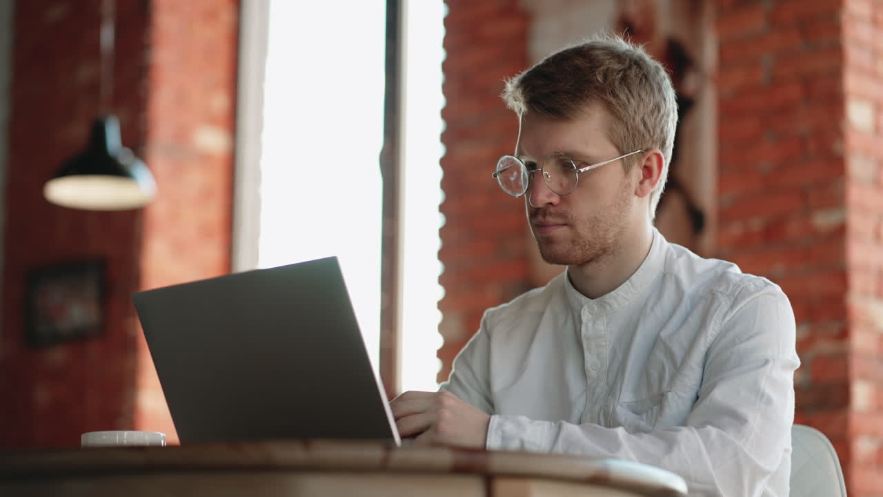 el contador está comprobando el informe en la computadora portátil el hombre está trabajando remotamente desde el café el analista financiero independiente