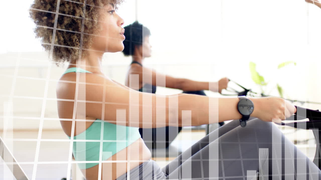 animación de visualización de datos de fitness sobre mujeres que hacen ejercicio en máquinas de remo