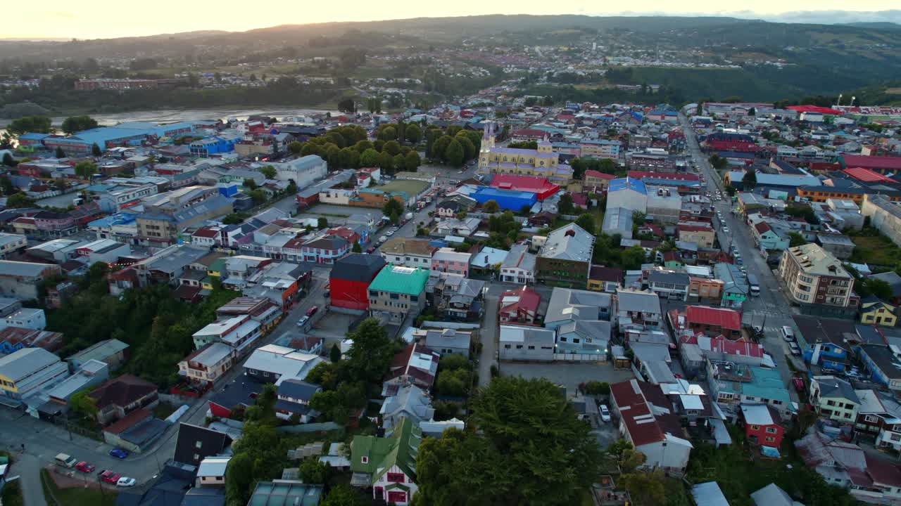 카스트로 위의 공중 파노라마 드론은 칠레의 도시 칠레, 안데스 언덕 아래의 유산 교회와 다채로운 마을을 담고 있습니다.