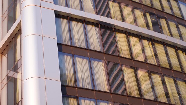 Fachada de Edifício Moderno com Janelas e Cortinas