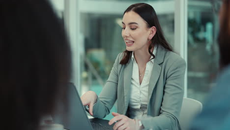 Reunión-De-Negocios,-Computadora-Portátil-Y-Líder-De-Equipo