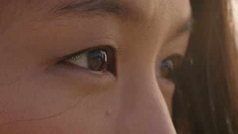 Cerrar-Los-Ojos-Hermosa-Mujer-Asiática-Contemplando-El-Futuro-Disfrutando-De-La-Atención-Plena-Relajándose-En-Una-Playa-Tranquila-Al-Atardecer