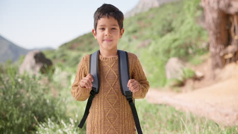 sonrisa, cara y niño en una caminata con mochila