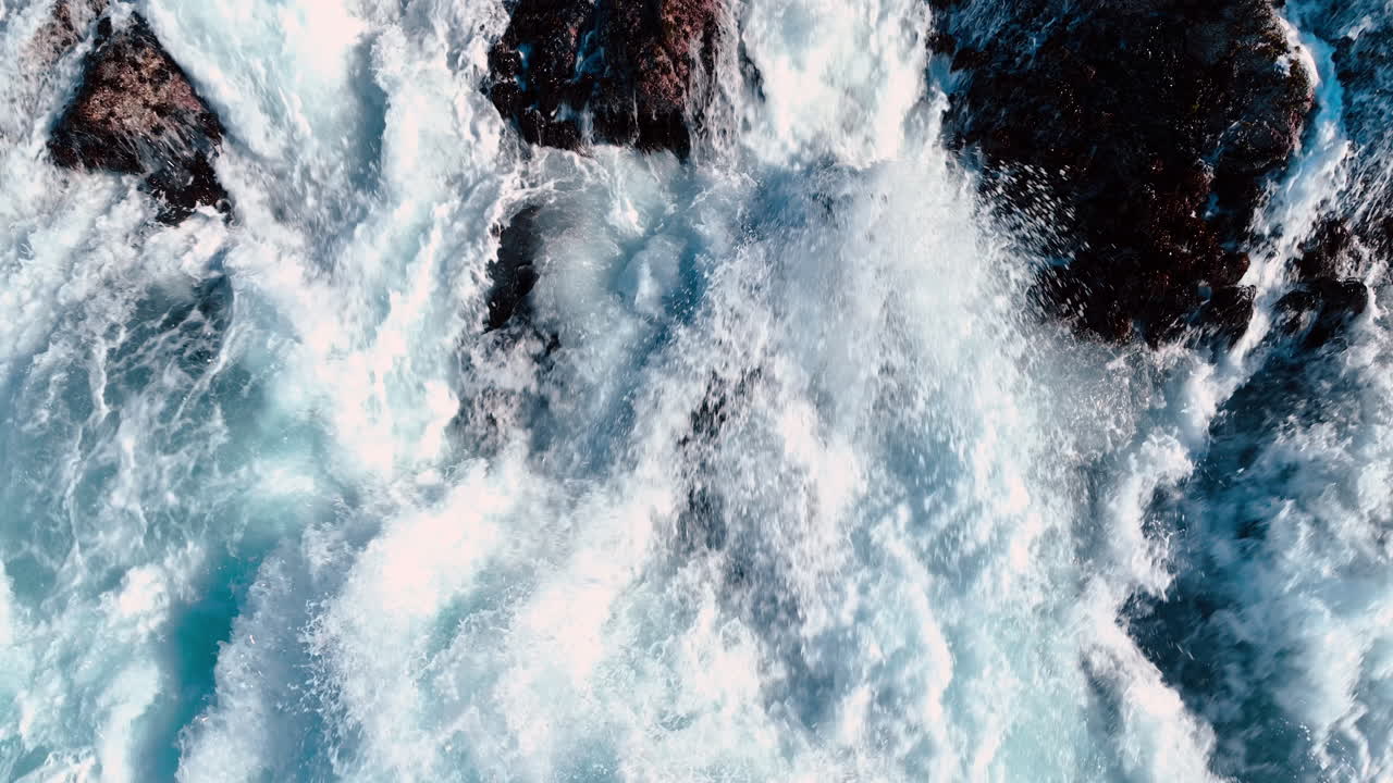 Acqua di mare turchese e spuma bianca. Texture aerea astratta di onde oceaniche e spuma bianca del mare che ribolle.