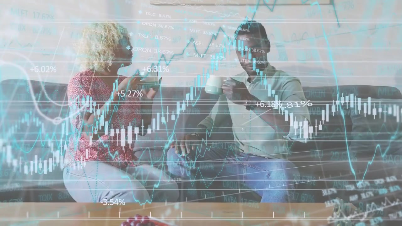 Casal no sofá conversando tranquilamente, tomando de canecas após a mulher levantar a xícara, com gráficos financeiros sobrepostos
