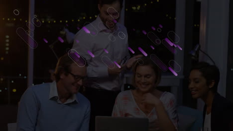 animación de rastros de luces púrpuras sobre personas de negocios en la oficina