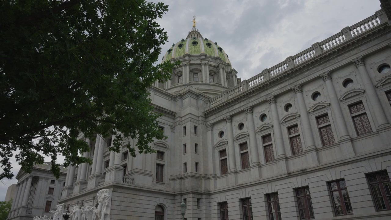 Órbita cinematográfica lenta ao redor do Capitólio Estadual da Pensilvânia em Harrisburg, exibindo arquitetura governamental histórica, design cívico e um proeminente marco americano