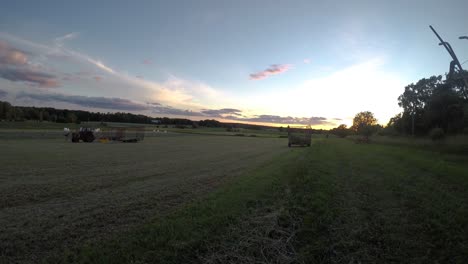 Puesta-De-Sol-Sobre-Un-Campo-Tranquilo-En-El-Verano-En-Suecia