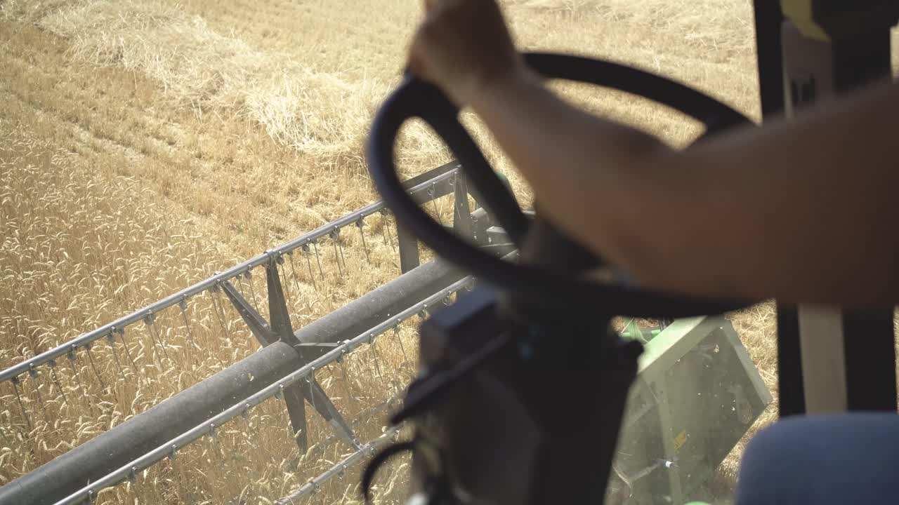 농업 기계 를 운용 하는 익명의 여자