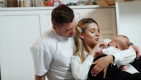 familia feliz con el bebé