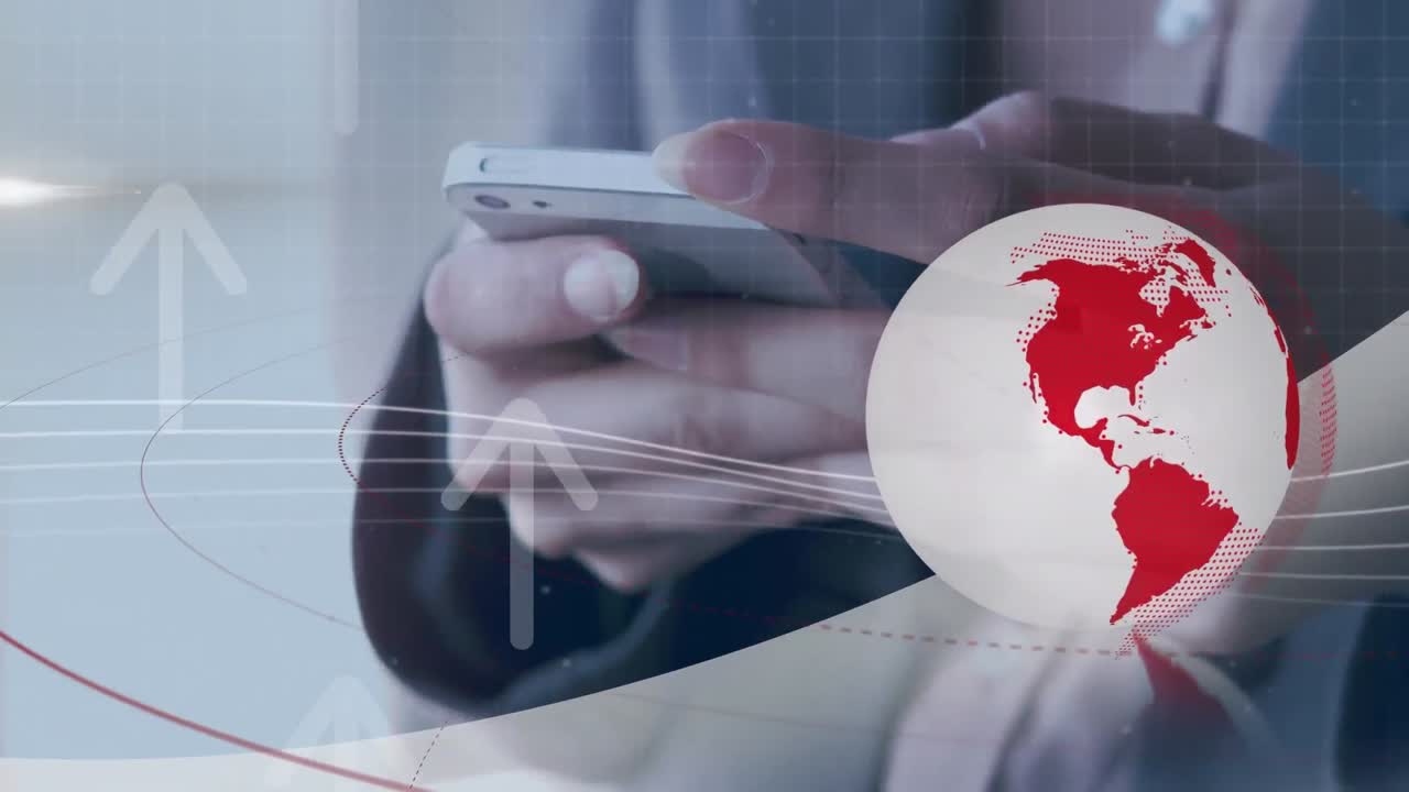 animación del globo, flechas y procesamiento de datos sobre una mujer caucásica usando un teléfono inteligente