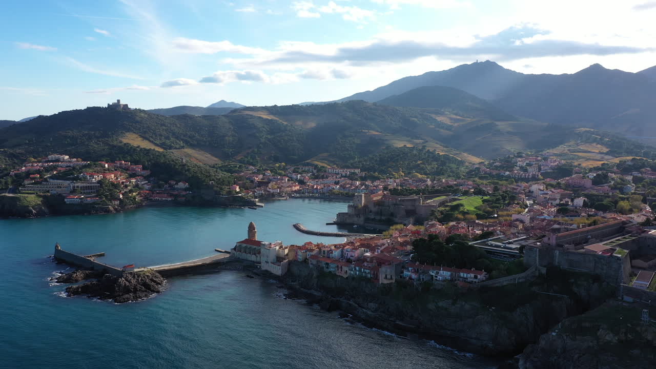 Anse de la Baleta Collioure, vista aerea: faro, castello e case residenziali.