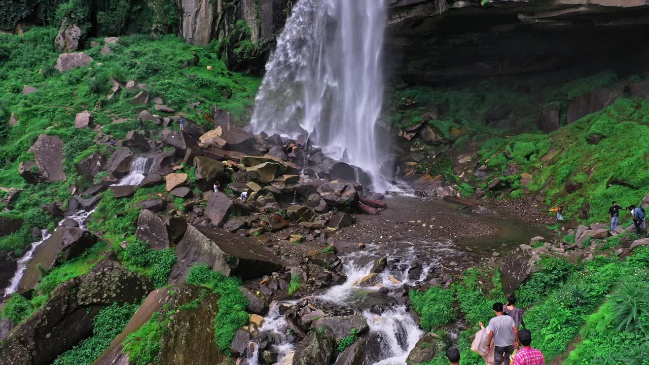 vista aérea de la cascada jogini en manali, himachal pradesh - cascada jogini zumbante