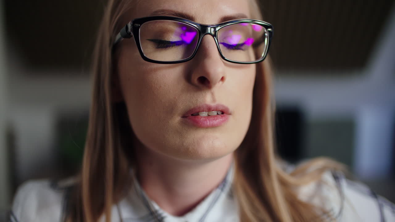 ejecutivo estresado hablando por celular en la oficina 2