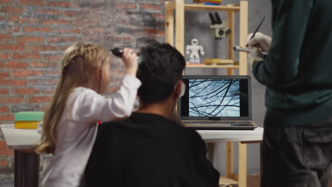 la chica escanea el cabello del hermano aprende textura con el asistente negro