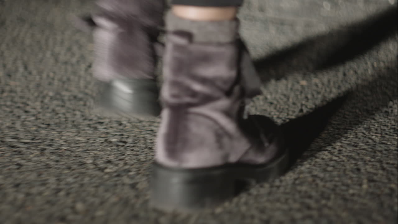 alguien alejándose de una fuente de luz fuerte